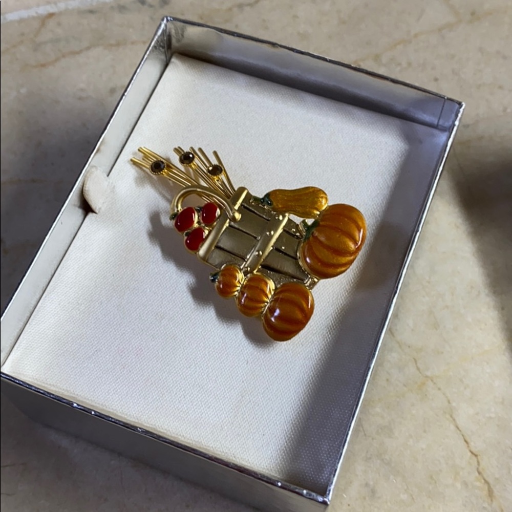 Brooches - Picture 6 of 6